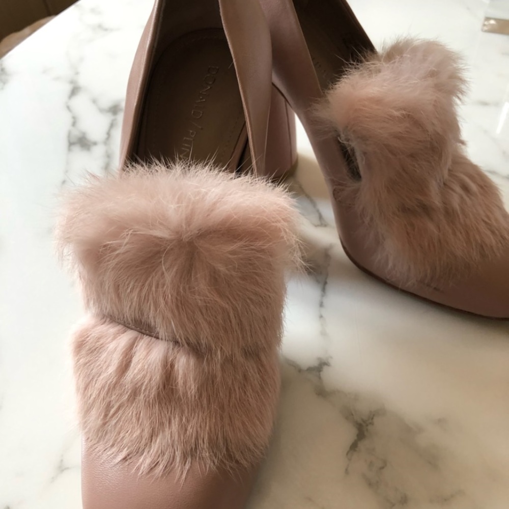 DONALD PLINER "PINK MINK" PUMPS